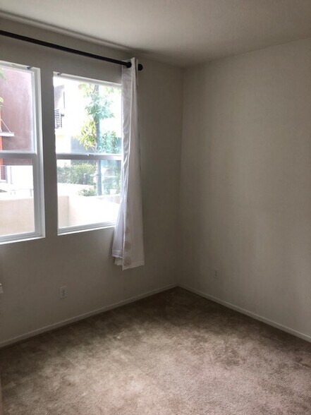 1st floor bedroom - 315 Royal Gln