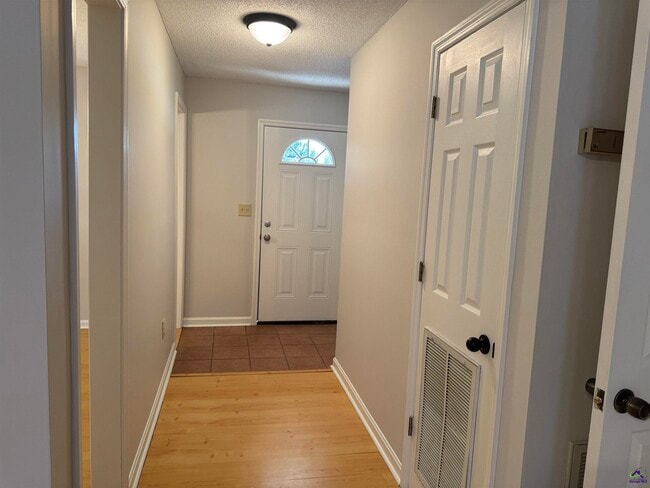 Building Photo - 408 Sunshine Way