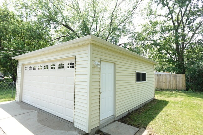 Building Photo - 2045 Magnolia Rd