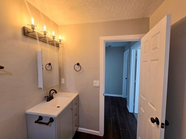 Building Photo - ***NEW*** 3-bedroom, 2-bath home in Albuquerque with all the modren finishes!