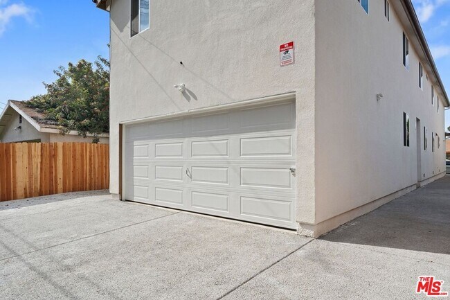 Building Photo - 5912 S Flower St