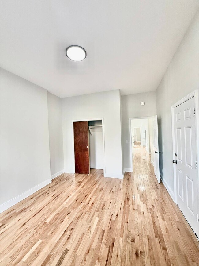 Primary Photo - 1072 Putnam Ave