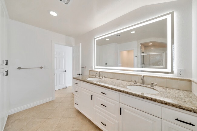 Building Photo - 3116 Breakers Dr