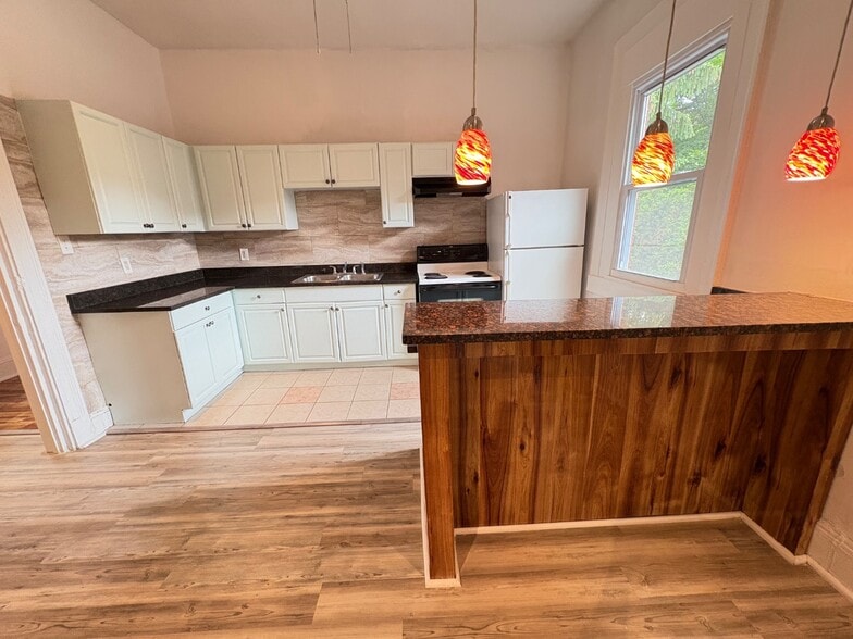 Building Photo - 5809 Hobart St