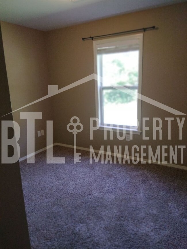 Building Photo - 3 Bedroom 2 Car Garage Duplex in Branson