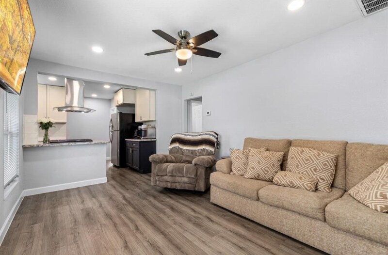 Building Photo - 9413 Clinton Dr