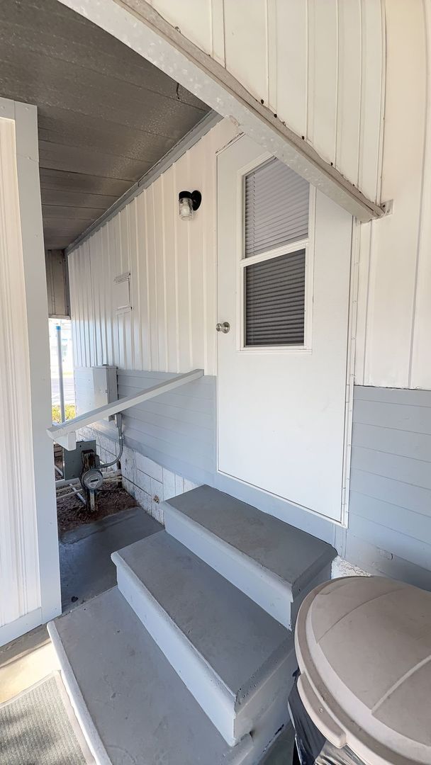 Building Photo - 2 bedroom 2 bath fully remodeled mobile home for rent in 55+ community in south Tampa