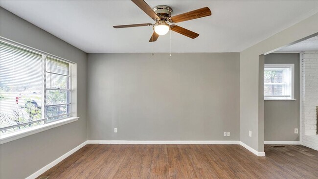 Building Photo - Beautiful 3 bedroom / 1.5 bath