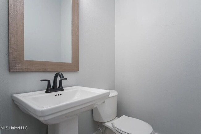 Building Photo - Beautiful 4-Bedroom, 3.5 Bathroom for Rent
