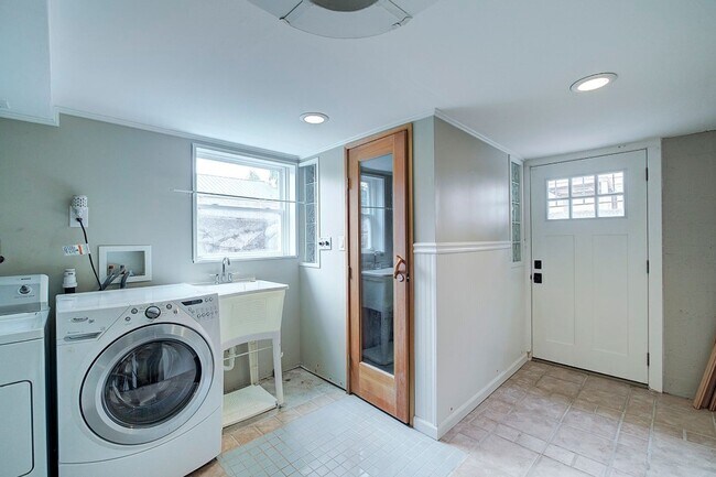 Building Photo - 4Bd/1.75Ba Edmonds House