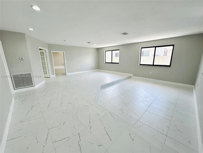 Building Photo - 201 SW 40th Ave