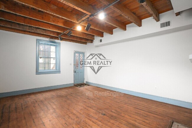 Building Photo - 710 Caroline St
