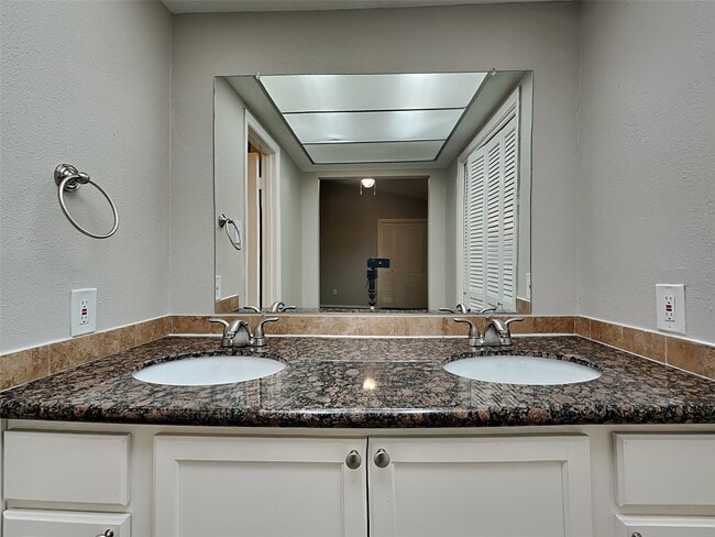 Building Photo - 8615 Riverside Walk Ln