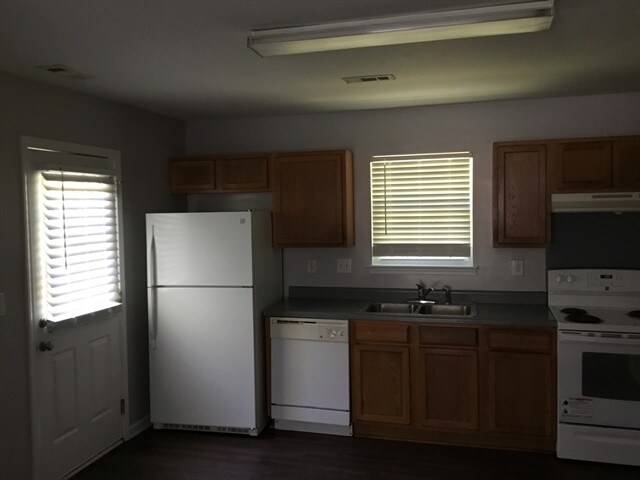 Building Photo - 6924 Red Bud Circle