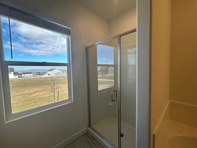 Building Photo - 3 Bedroom 2 Bathroom -Upstairs Apartment-Saddlebrook Dr. Santaquin