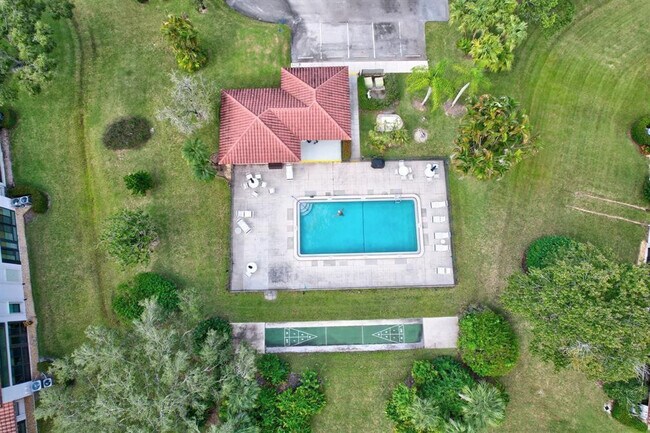 Building Photo - 6040 SE Martinique Dr