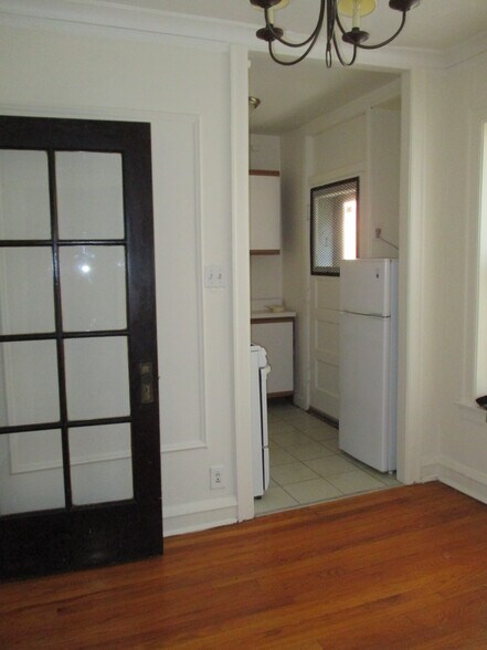 Building Photo - 921 W Oakdale Ave