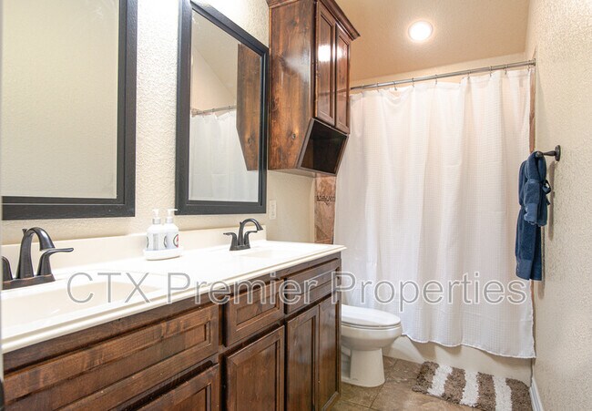 Building Photo - 2040 Chinquapin Ln