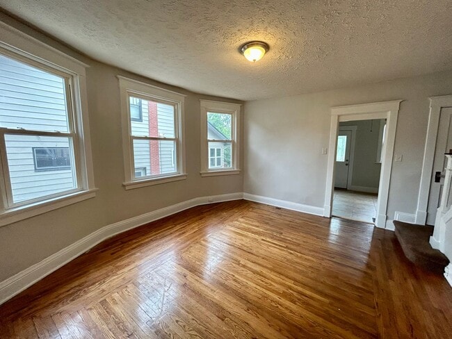 Building Photo - Norwood - Lovely, clean quiet 3bed in side by side duplex