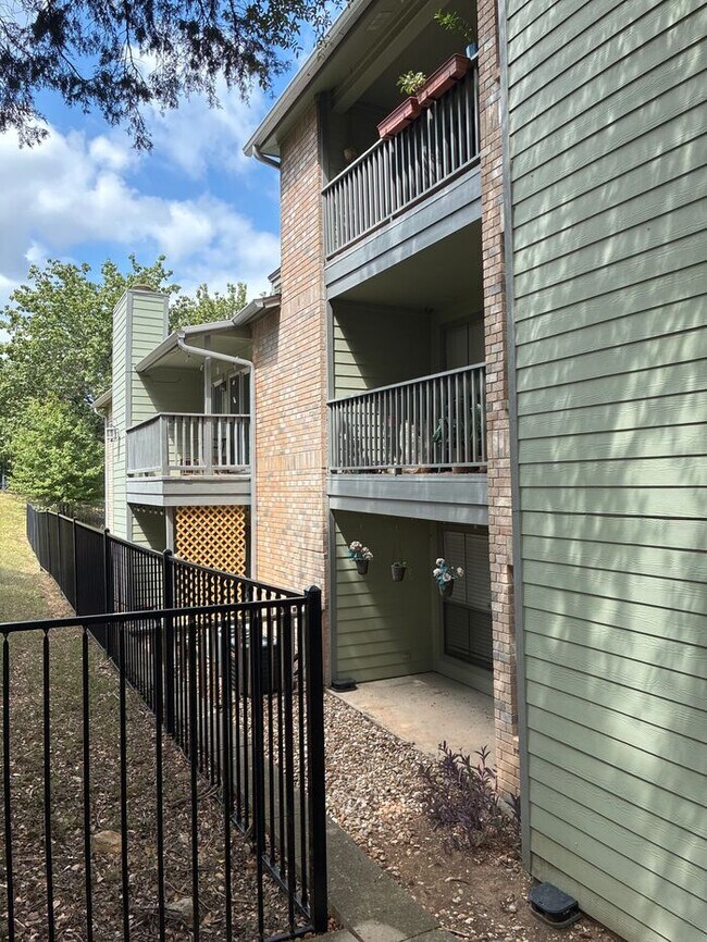 Building Photo - Charming 4 beds 3 baths in Austin!