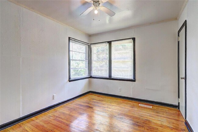 Building Photo - 2006 Pine Hill Dr