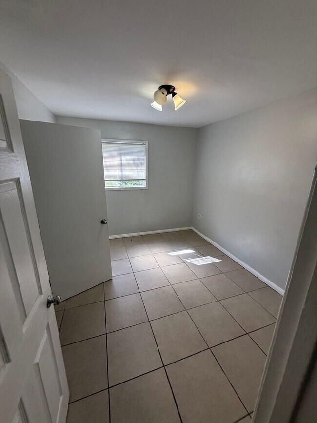 Building Photo - 2748 Woodside Dr