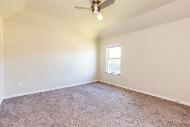 Building Photo - 10 Log House Ct