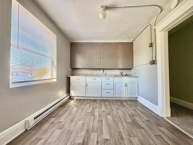 Building Photo - 1033 Oak St