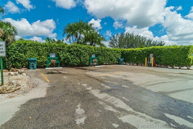 Building Photo - 820 S Hollybrook Dr