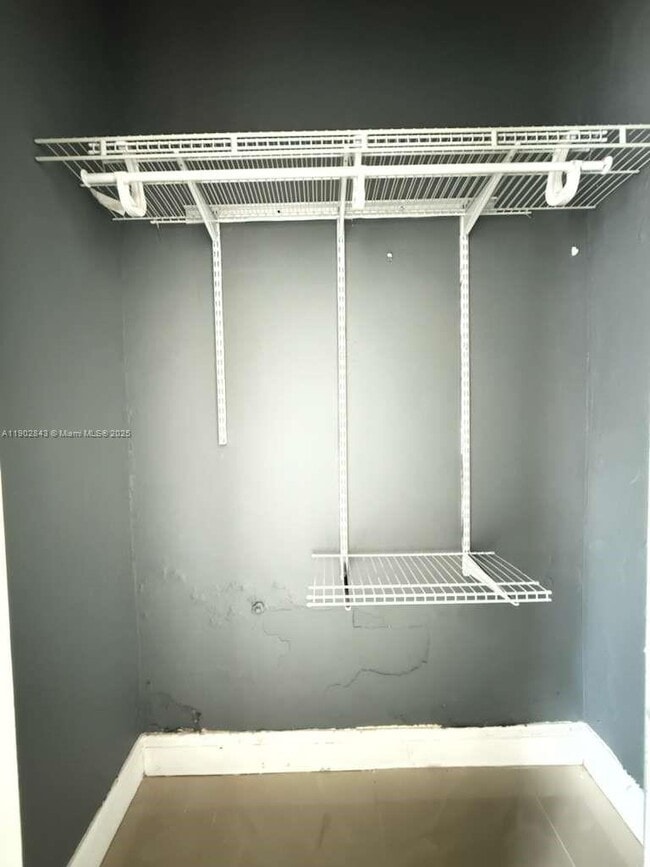 Building Photo - 106 SE 4th Ave