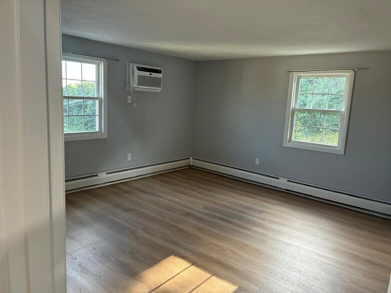 Master Bedroom - 28 Williamsburg Ct