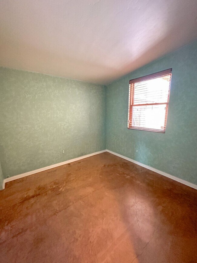 Building Photo - 3 bedroom 2 bath - close to Downtown