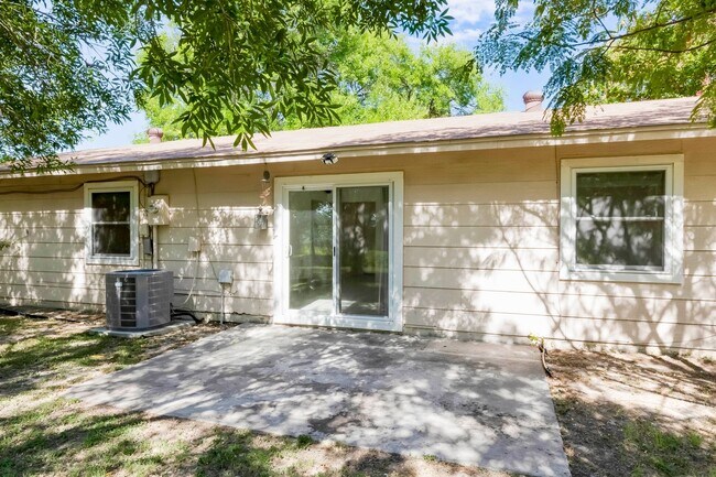 Building Photo - 2404 Andover Dr