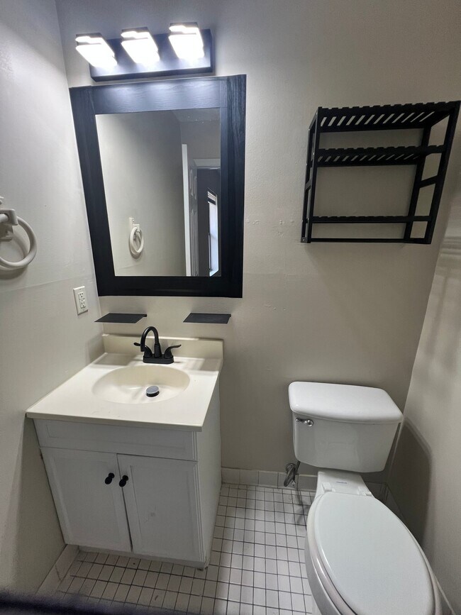 Building Photo - 130 Pointe S Dr