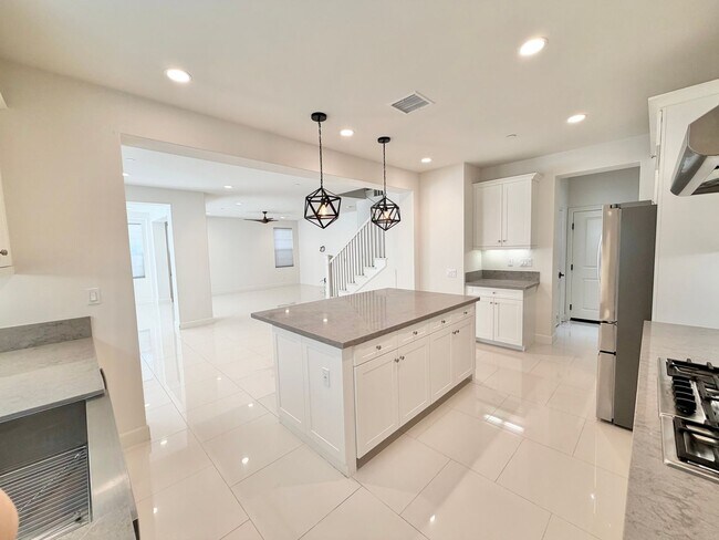 Building Photo - Gorgeous 4 bed 3 bath in the desired Portola Springs