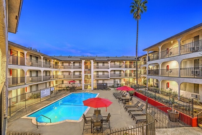 Building Photo - Luxe 1801