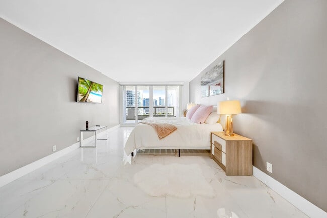 Building Photo - 1717 N Bayshore Dr