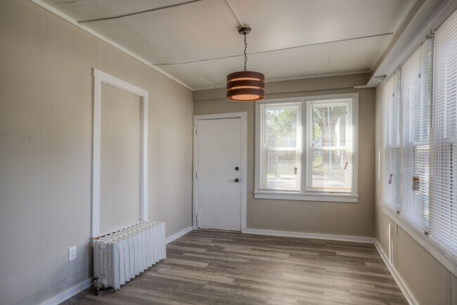 Building Photo - 5 Bedroom 2.5 Bath Midtown Home