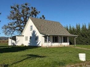 Building Photo - 3 Bedroom Farm Home for Rent Dundee OR
