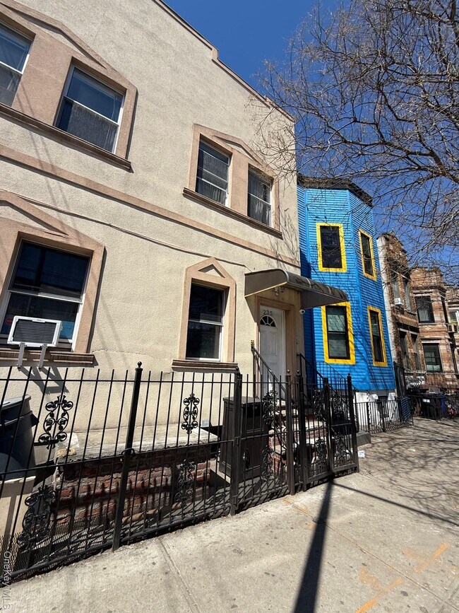 Building Photo - 235 Starr St