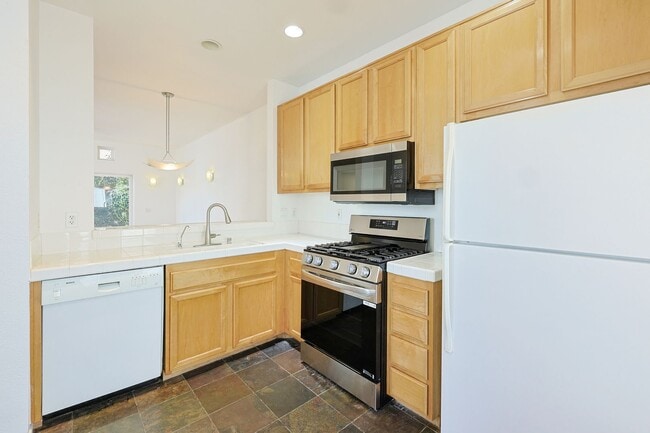 Building Photo - 2 Bed / 2.5 Bath Condo – Walk to Balboa Park!