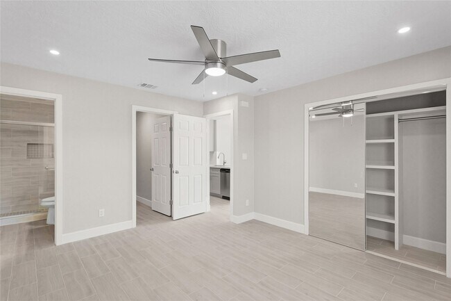 Building Photo - 2121 Fountain View Dr