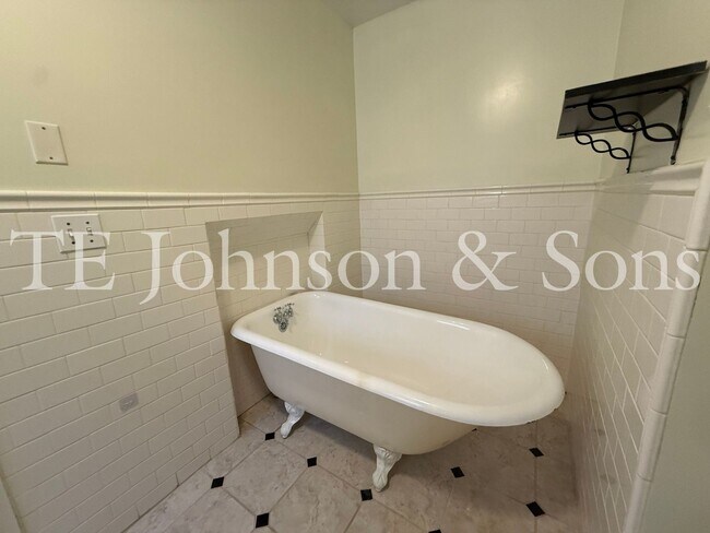 Building Photo - Charming 3-Bedroom Home with Rocking Chair Porch and Screened Back Patio