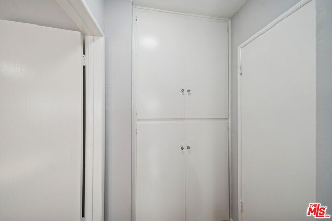 Building Photo - 5329 Vantage Ave