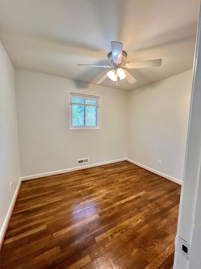 Building Photo - Beautiful 4 BR + den 2 FB home in corner lot!