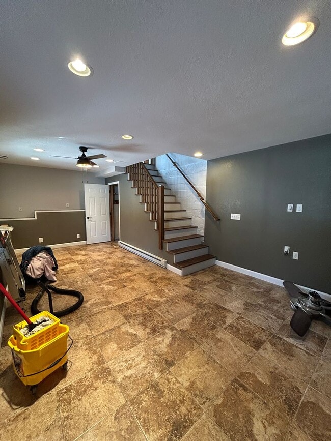 Building Photo - COMING SOON! - 2 BED 1 BATH Home!