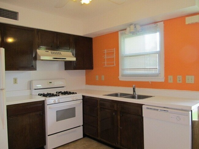 Building Photo - Chapel Hill / Hamlin Park Apt. AVAILABLE