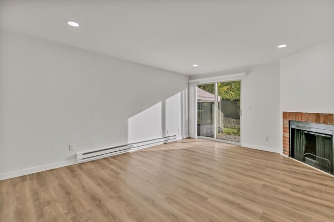 Building Photo - 912 28th St NE