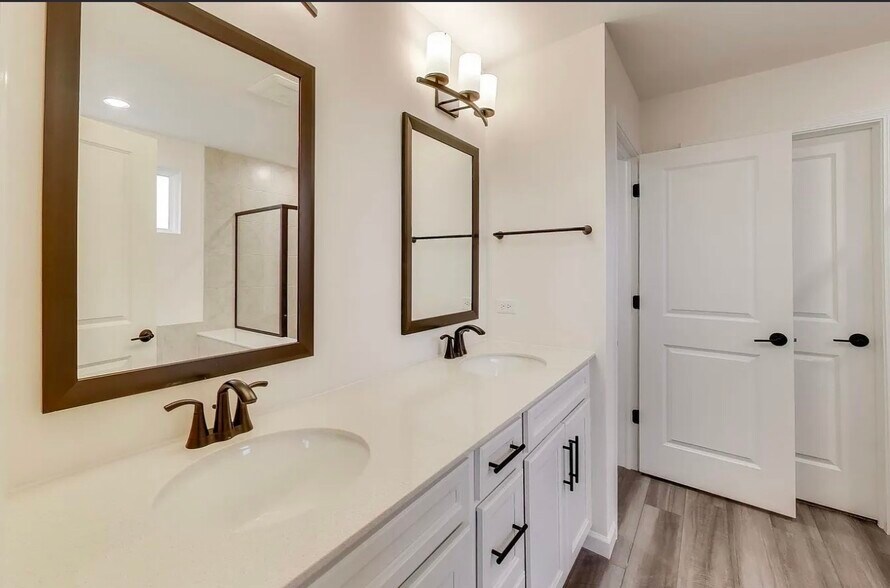 Building Photo - 2240 Bent Grass Way