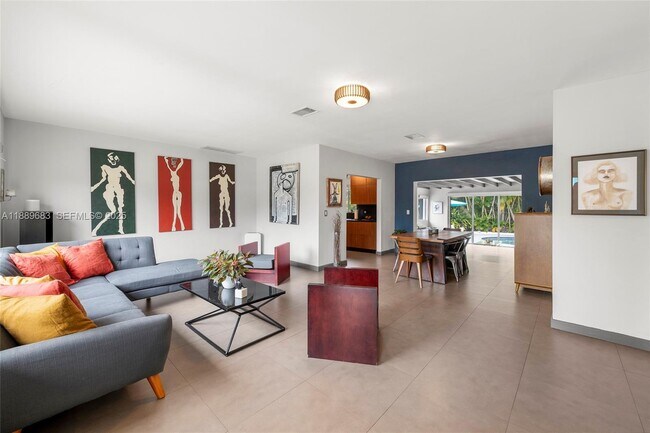 Building Photo - 425 NE 114th St